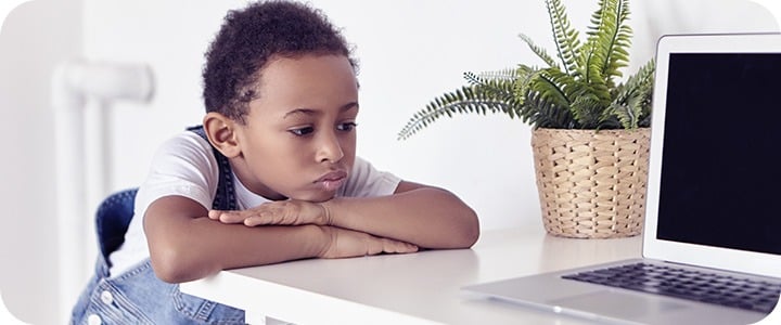 O ensino de crianças com aparelhos eletrônicos modernos evita a evasão escolar | Sponte