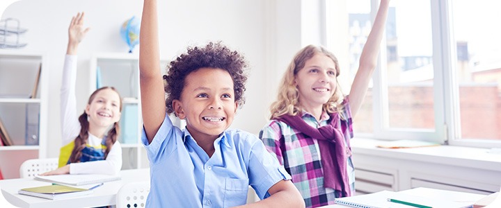 Crianças levantando as mãos em uma aula planejada de acordo com a educação 5.0 | Sponte