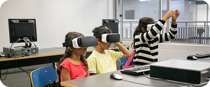 Crianças em uma aula com óculos de realidade virtual | Sponte